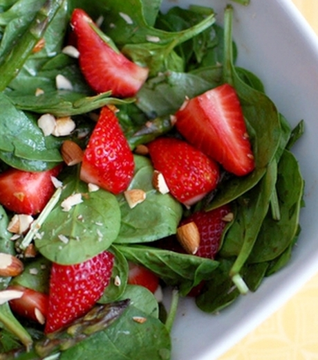 მარწყვის სალათა ისპანახით