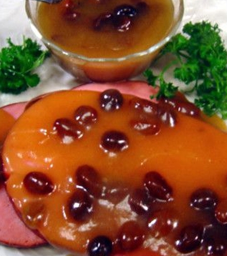 ლორი ქიშმიშითა და ვაშლის სოუსით