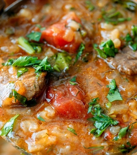 საქონლის ხორცის წვნიანი პომიდვრით, სანელებლებითა და ბევრი მწვანილით – სადილი მთელი ოჯახისათვის!